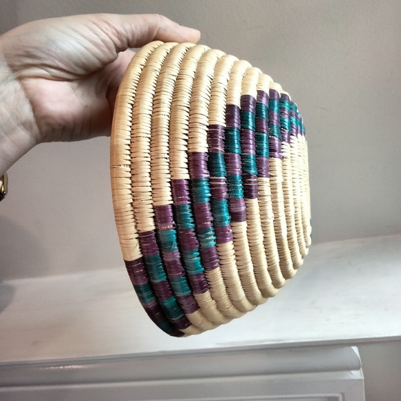 Hand-woven Navajo style basket - Picture 3 of 6